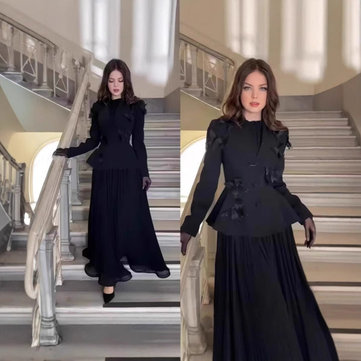 Voile d’Élégance - Robe plissée et manteau noir au style gracieux.