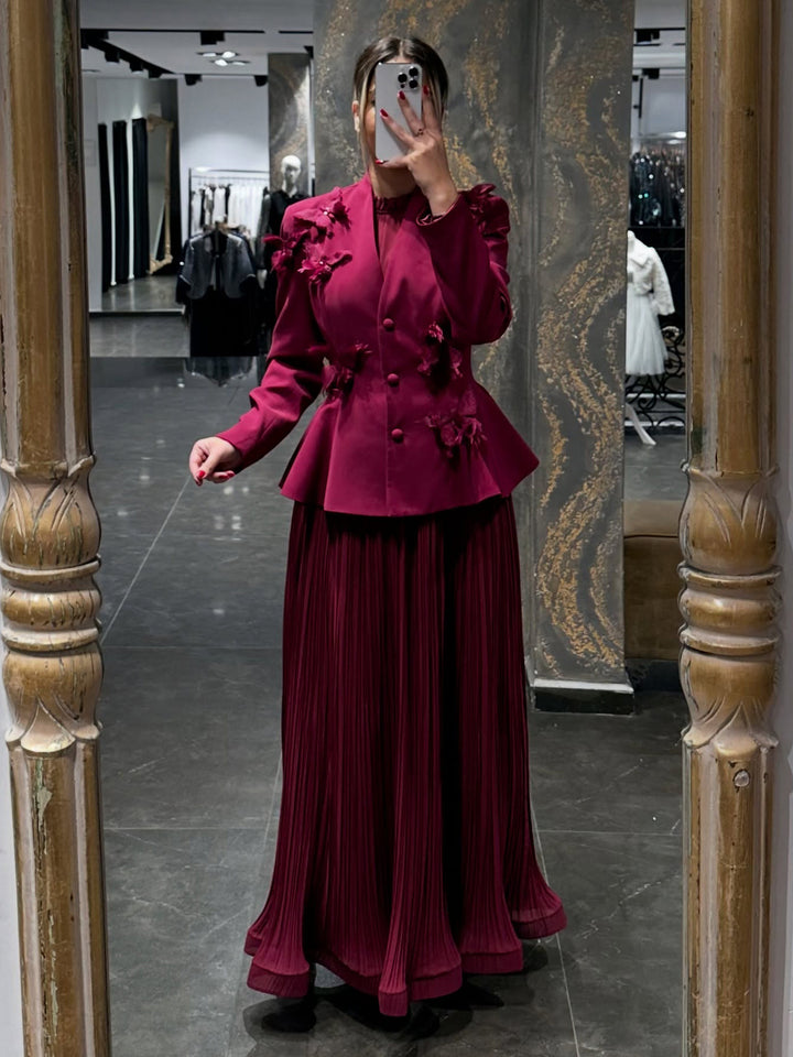 Voile d’Élégance - Robe plissée et manteau noir au style gracieux.